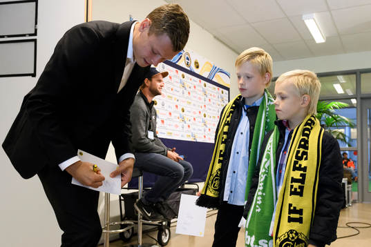 Elfsborgs Viktor Claesson skriver autografer till unga
