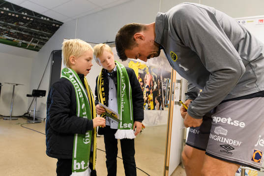 Elfsborgs målvakt Kevin Stuhr Ellegaard skriver autografer