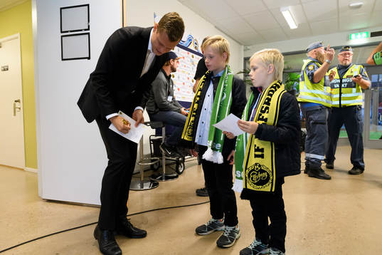 Elfsborgs Viktor Claesson skriver autografer till unga