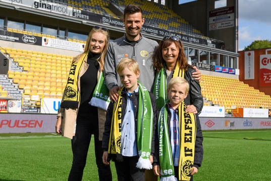 Elfsborgs målvakt Kevin Stuhr Ellegaard poserar med