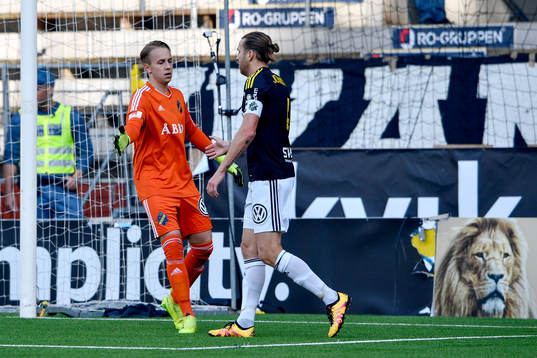 s målvakt Patrik Carlgren tackar Nils-Eric Johansson