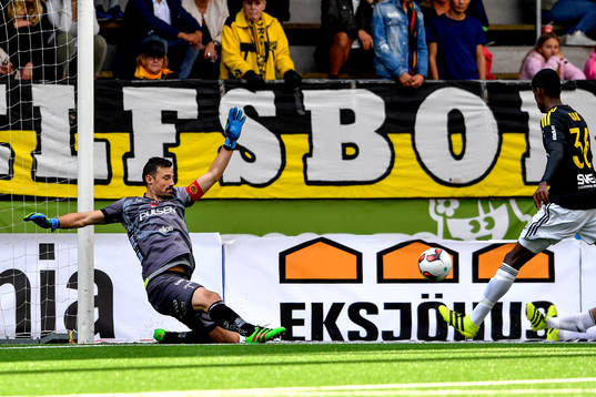 Elfsborgs målvakt Kevin Stuhr Ellegaard med en benparad