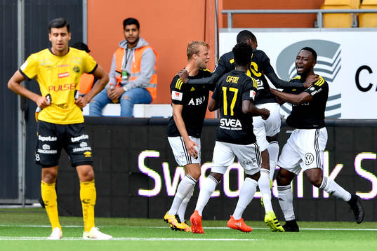 s Chinedu Ogbuke Obasi jublar med lagkamrater