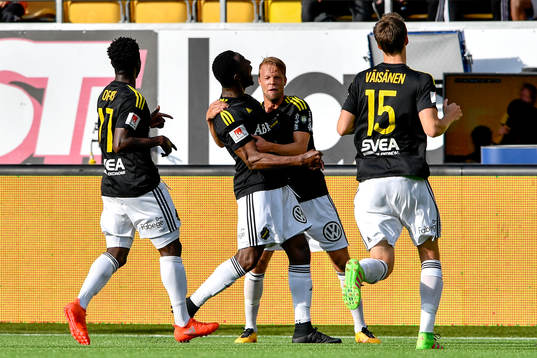 s Chinedu Ogbuke Obasi jublar med lagkamrater