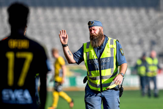 Matchen avbryts och en ordningsvakt ber spelarna lämna