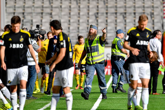Matchen avbryts och en ordningsvakt ber spelarna lämna