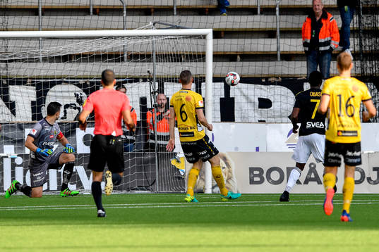 s Chinedu Ogbuke Obasi skjuter strax utanför stolpen hos
