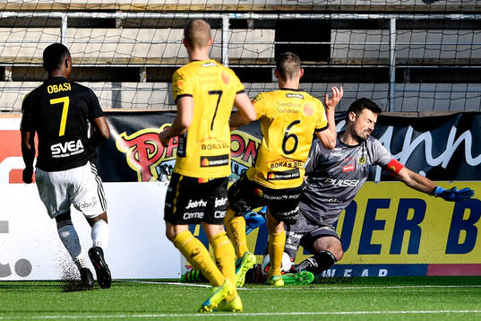 s Chinedu Ogbuke Obasi har en målchans som Elfsborgs