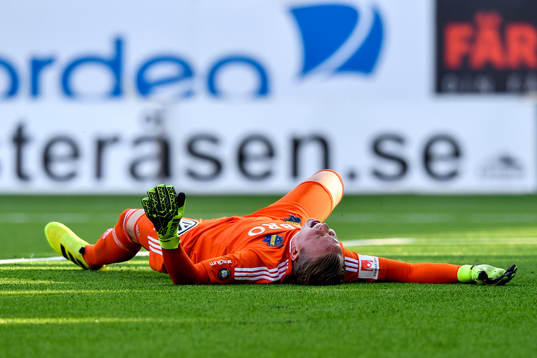 s målvakt Patrik Carlgren blir liggande