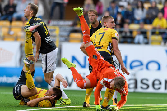 s målvakt Patrik Carlgren faller