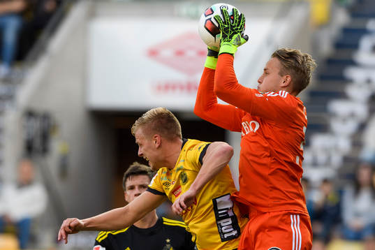 s målvakt Patrik Carlgren tar ner bollen
