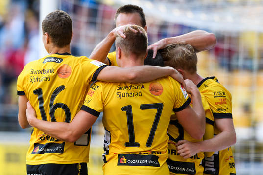 Elfsborgs Per Frick (rygg mot kameran) jublar