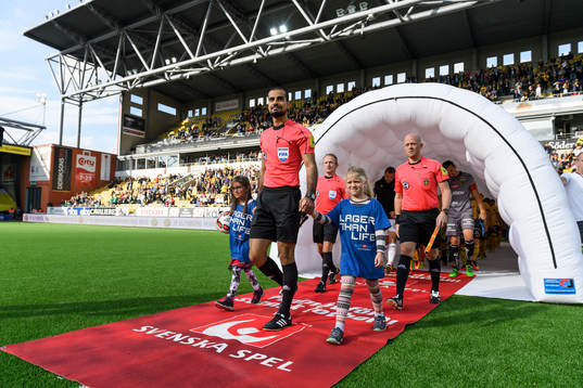 domare Mohammed Al-Hakim kommer ut till match