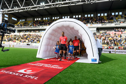 Domare Mohammed Al-Hakim kommer ut till match