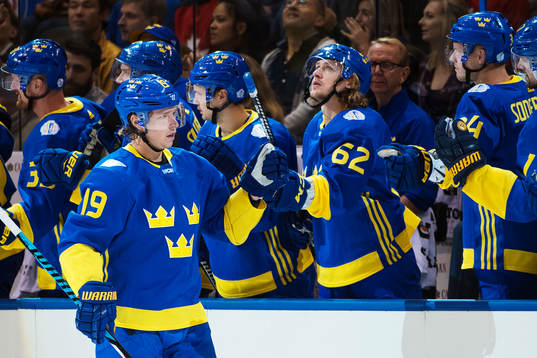 Sveriges Nicklas Bäckström jublar med lagkamrater