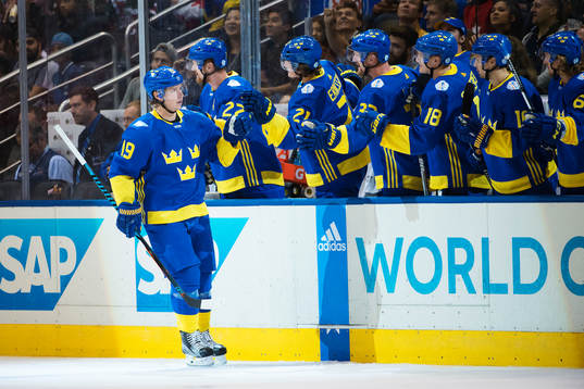 Sveriges Nicklas Bäckström jublar med lagkamrater