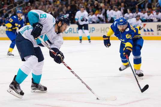 Europas Tobias Rieder och Sveriges Erik Karlsson