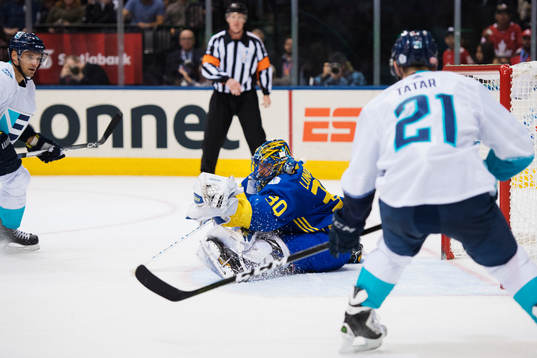 Sveriges målvakt Henrik Lundqvist räddar ett skott