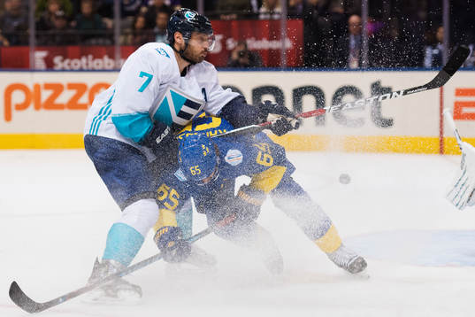 Europas Mark Streit tacklar Sveriges Erik Karlsson