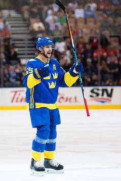 Sveriges Erik Karlsson jublar