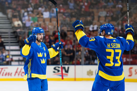 Sveriges Erik Karlsson och Henrik Sedin jublar