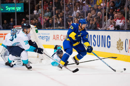Europas Jannik Hansen och Pierre-Edouard Bellemare jagar