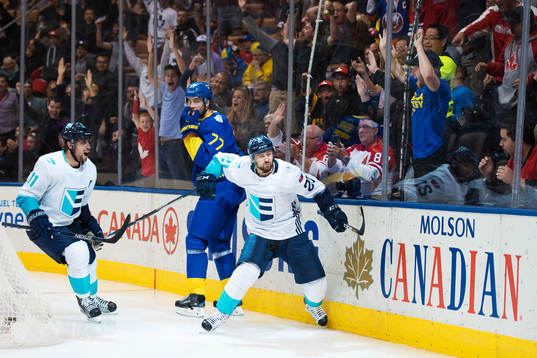 Europas Anze Kopitar och Tomas Tatar jublar