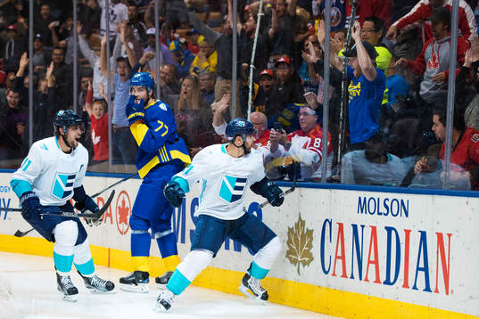 Europas Anze Kopitar och Tomas Tatar jublar
