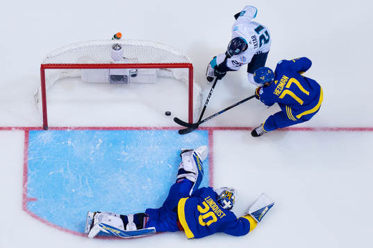 Sveriges målvakt Henrik Lundqvist och Victor Hedman lyckas
