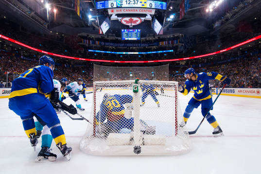 Sveriges Patrik Berglund, målvakt Henrik Lundqvist och
