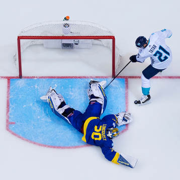 Pucken tar på skridskon när Europas Tomas Tatar gör det