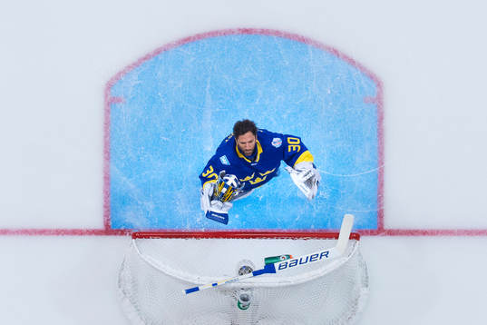 Sveriges målvakt Henrik Lundqvist tar på sig hjälmen