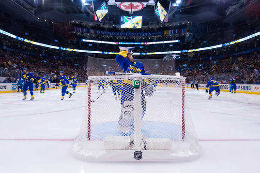 Sveriges målvakt Henrik Lundqvist tar på sig hjälmen