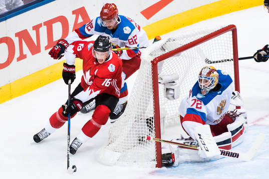 Kanadas Jonathan Toews och Rysslands Evgeny Kuznetsov och