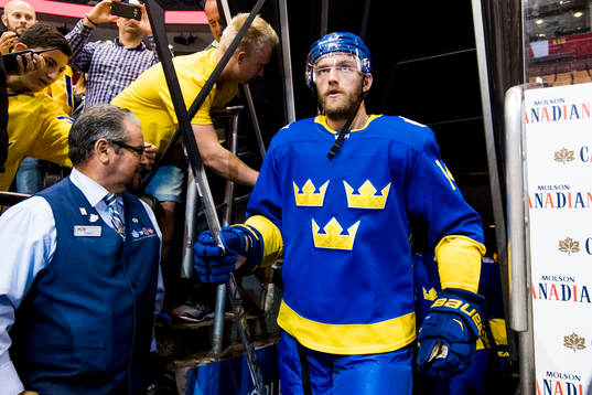 Sveriges Mattias Ekholm kommer ut till uppvärmning