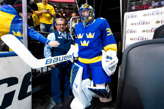 Sveriges målvakt Henrik Lundqvist kommer ut till