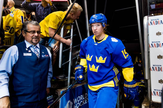Sveriges Nicklas Bäckström kommer ut till uppvärmning