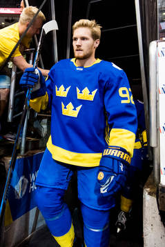 Sveriges Gabriel Landeskog kommer ut till uppvärmning