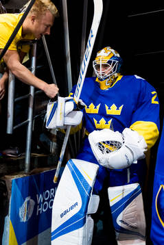 Sveriges målvakt Jacob Markström kommer ut till