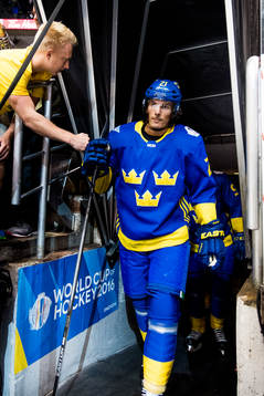 Sveriges Loui Eriksson kommer ut till uppvärmning