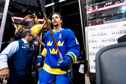 Sveriges Erik Karlsson kommer ut till uppvärmning