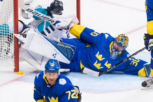 Sveriges målvakt Henrik Lundqvist får påhälsning av