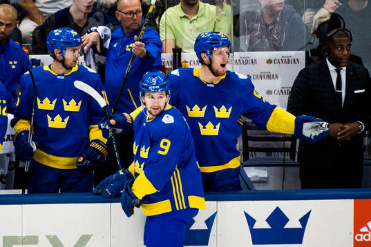 Sveriges Gabriel Landeskog reagerar bakom Filip Forsberg