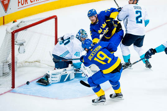 Sveriges Nicklas Bäckström gör 0-1 bakom Europas