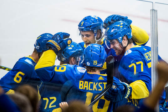 Sveriges Nicklas Bäckström jublar med lagkamraterna