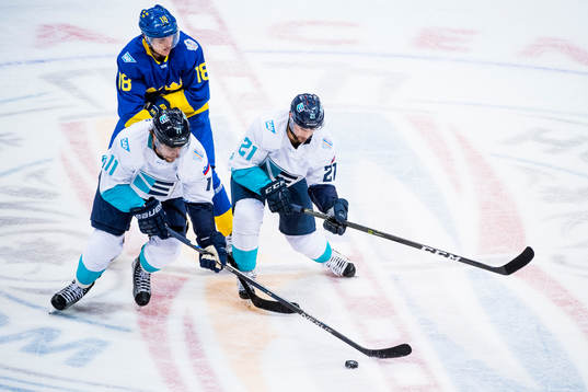 Sveriges Jakob Silfverberg försöker ta sig förbi Europas