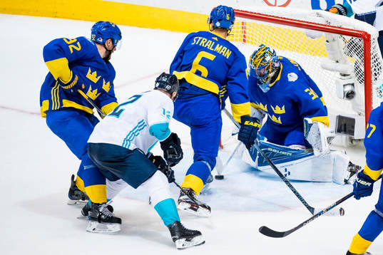 Europas Marian Gaborik gör 1-1 bakom Sveriges målvakt