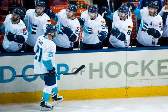 Europas Tomas Tatar jublar med bänken