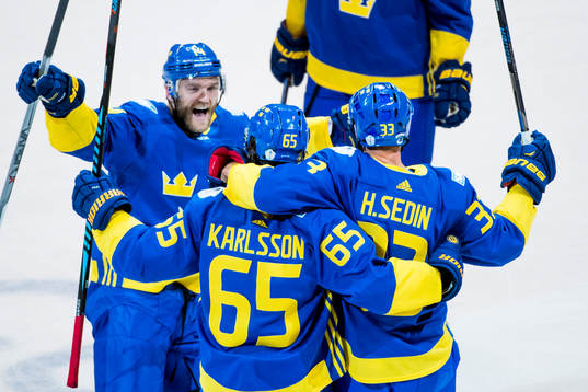 Sveriges Mattias Ekholm och Henrik Sedin jublar med Erik