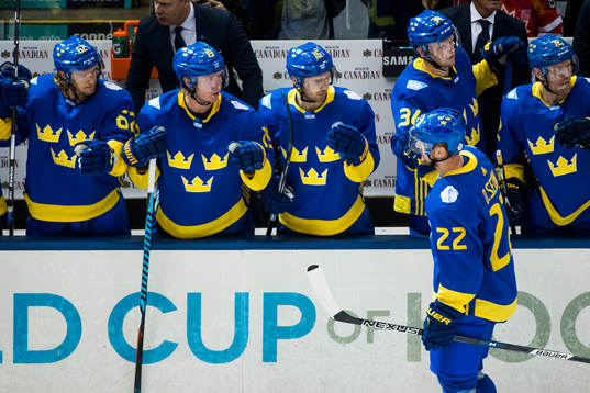 Sveriges Daniel Sedin jublar med bänken